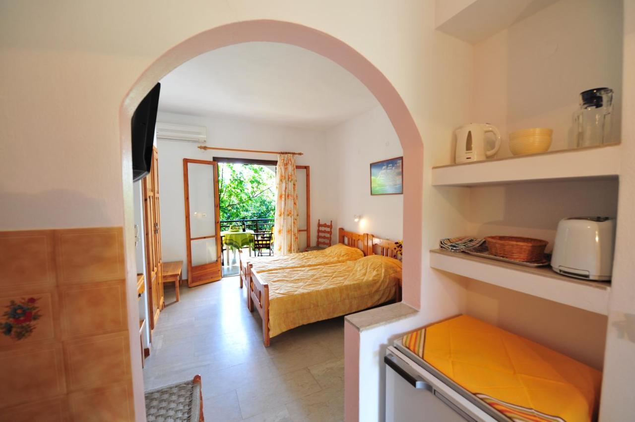 Dionisos Studios And Apts Skiathos Koukounaries Extérieur photo